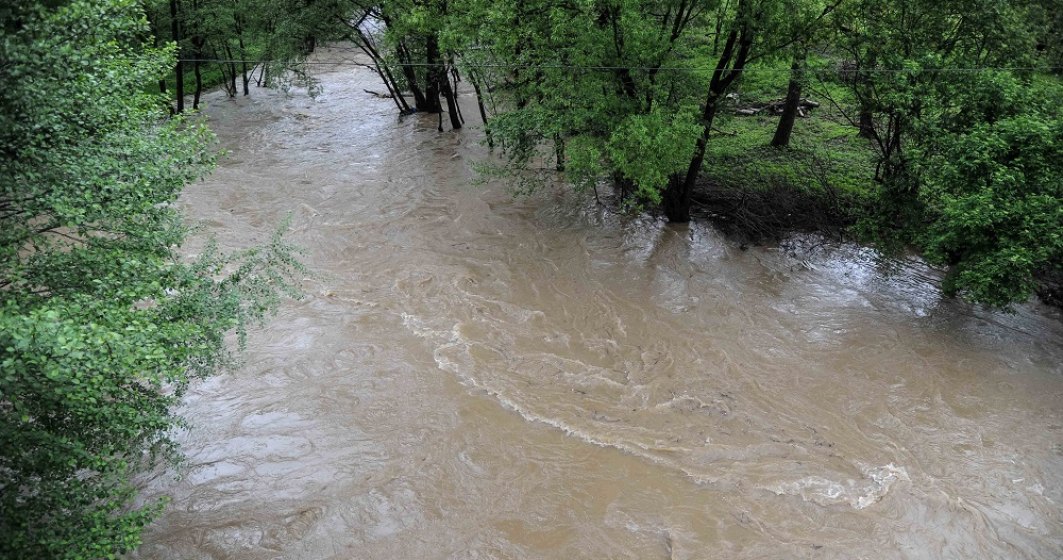 Pericol de inundații în Gorj, după ploile abundente. Pompierii au intervenit