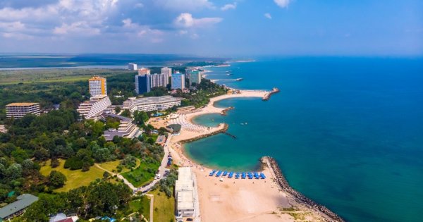 Imagine pentru articolul: Turiștii se înghesuie să-și rezerve vacanța pe litoralul românesc, chiar dacă...