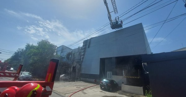 Imagine pentru articolul: Incendiu la fațada unui magazin din Capitală. Pompierii intervin cu 12...