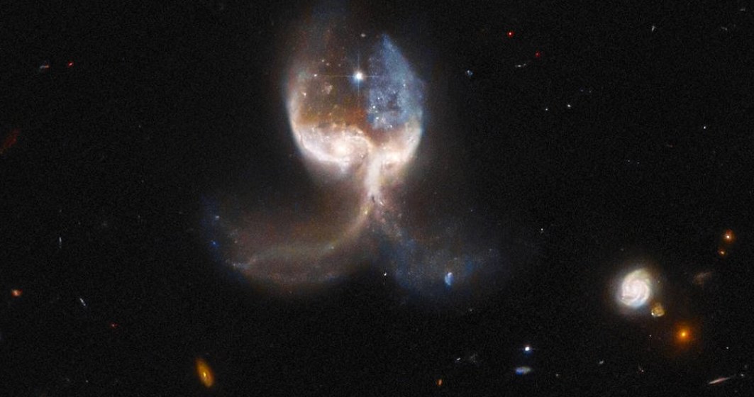 Măcar în cer, dacă nu pe pământ: telescopul spațial Hubble a dezvăluit două galaxii în proces de fuziune, supranumite Aripa de înger