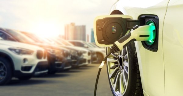 Vânzările de mașini electrice și hibride au crescut cu 65%, în primele trei...