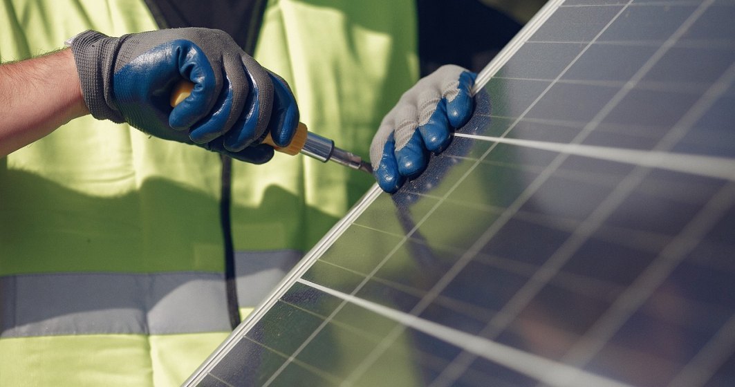 Concedieri masive la cel mai mare producător mondial de panouri fotovoltaice, prezent și în România