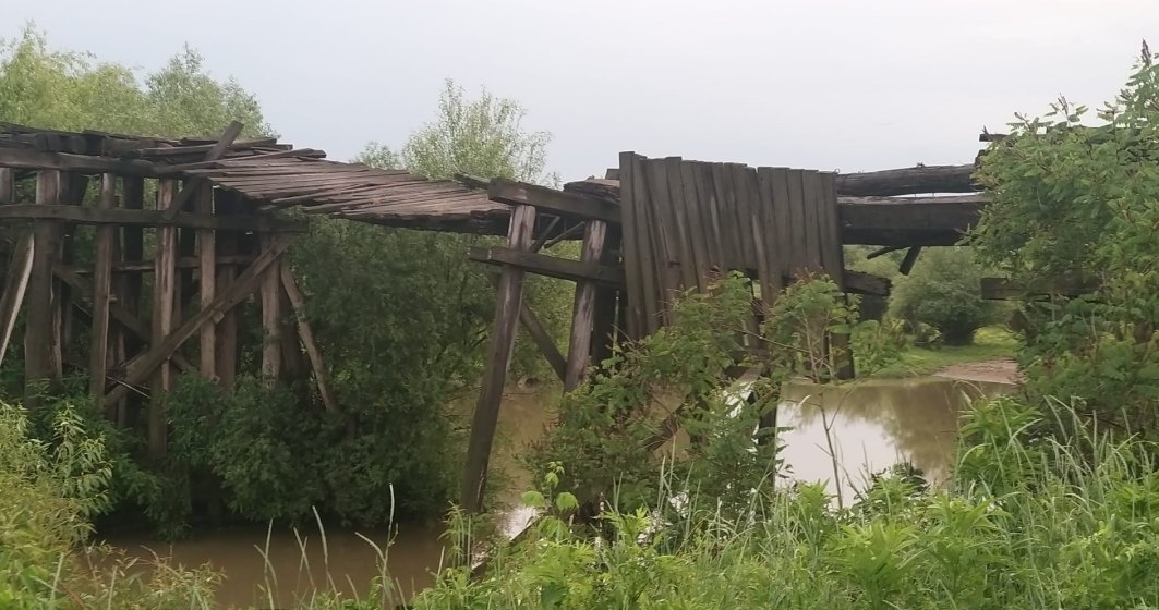 Cum arată un ”pod pietonal” în România în 2023. Autoritățile spun că a fost avariat de cutremur și inundații