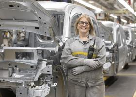 Renault, de partea egalității: Salariile angajaților femei și bărbați au...
