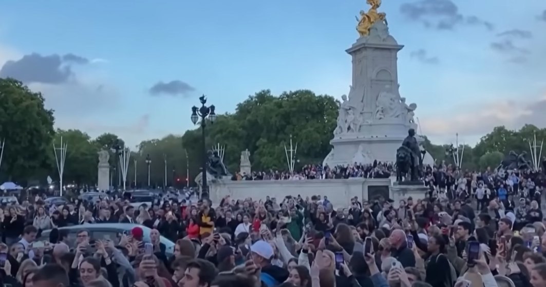Moment emoționant în fața Palatului Buckingham, la câteva momente după anunțul morții reginei