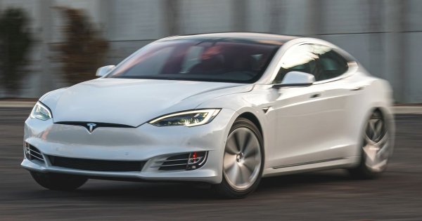 Top cinci motive pentru care merită să conduci o mașină Tesla