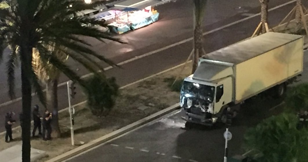 Video  Camionul din Nisa trece prin multime inainte de a fi oprit de catre politie