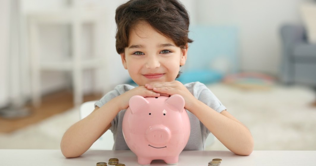 Educația financiară sau de ce trebuie copiii să învețe cum să „hrănească” mai bine porcușorul familiei