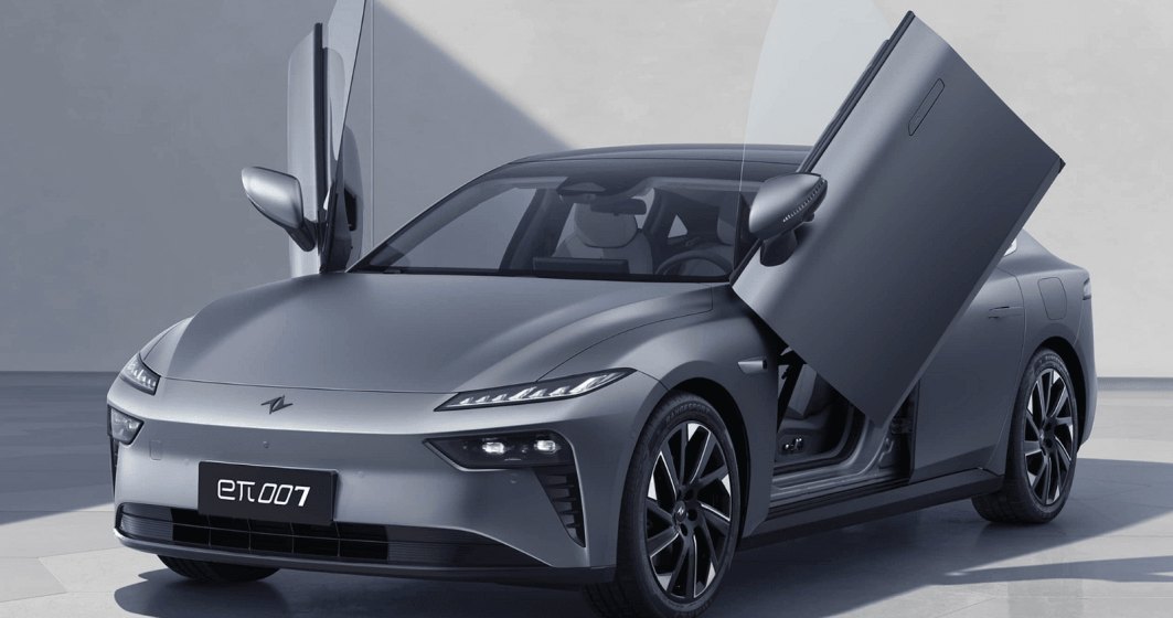 Vrei o berlină electrică cu uși „de Lamborghini”? Dongfeng 007 costă doar 20.000 de euro