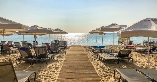 Bulgarii au lansat aplicația de rezervare a șezlongurilor pe plajă. Cum...