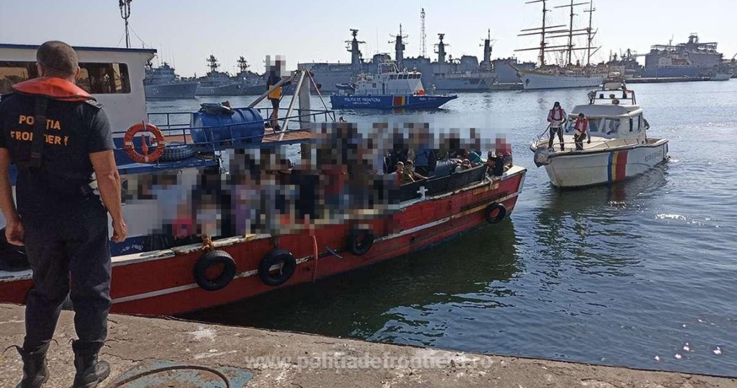 Zeci de migranţi, ajunși cu o barcă la Vama Veche, au fost salvați de Garda de Coastă