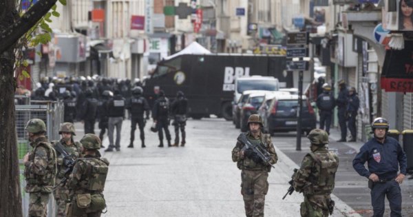 Poliția a arestat aproape 1.000 de persoane în Franța în a patra noapte de...