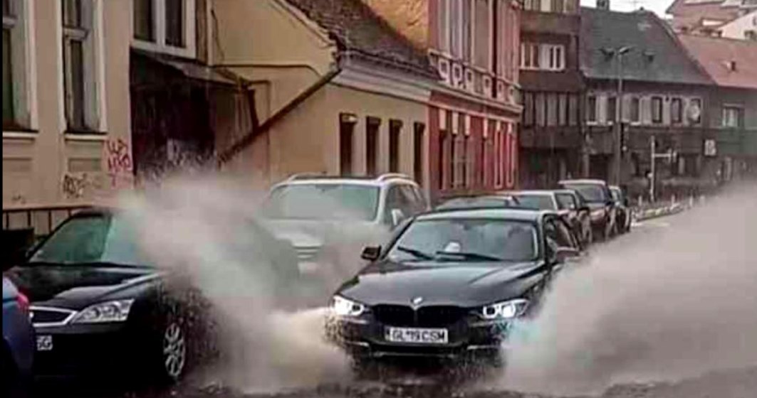 Pietoni din Brașov, udați din cap până în picioare de un șmecher cu BMW