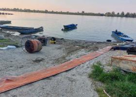 FOTO | Poluare uriașă pe Dunăre: 35 de tone de petrol au ajuns în fluviu, de...