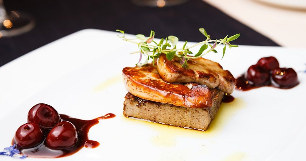 Regele Charles interzice servirea de foie gras în toate reşedinţele regale britanice