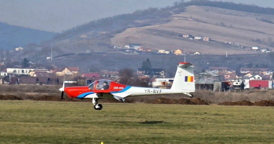 O bucată de tablă cât capota unei maşini s-a desprins dintr-un avion în zbor, în județul Mureș