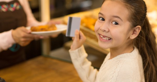 Carduri pentru copii: Ce bănci din România au conturi speciale pentru minori