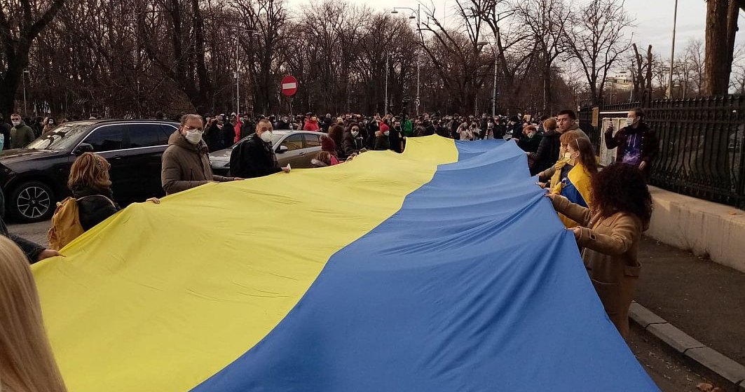 FOTO Sute de români s-au strâns în fața ambasadei Ucrainei