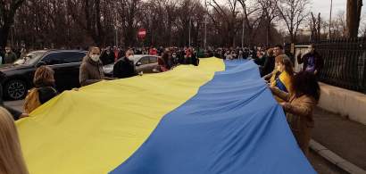 FOTO Sute de români s-au strâns în fața ambasadei Ucrainei și strigă "Putin...