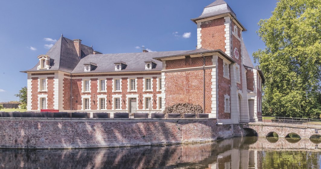 Cauți un „chateau” cu canal de apărare în nordul Franței? Tocmai a fost scos unul la vânzare!