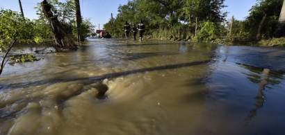 Ploile torentiale au pus stapanire pe Romania: Inundatiile au afectat 159 de...
