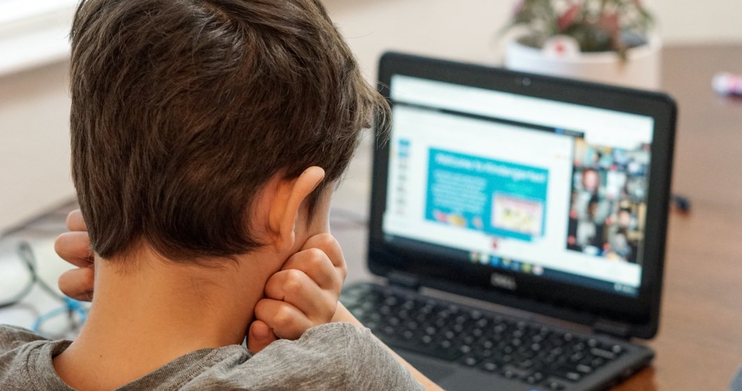 Aproape 40% dintre elevii dintr-o localitate „roșie” din România nu au laptopuri sau internet pentru școala online