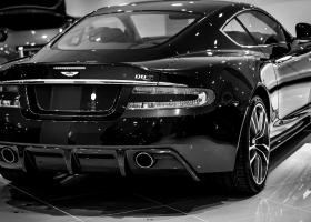 Producătorul britanic de maşini de lux Aston Martin îl numește director...