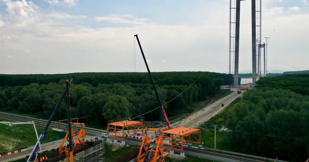 VIDEO: CNAIR a anunțat începerea lucrărilor de ridicare platformei de lucru la podul suspendat peste Dunăre de la Brăila