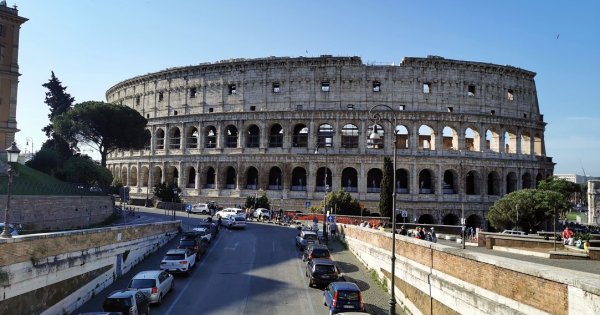 Un turist care şi-a scrijelit numele pe Colosseum riscă până la 5 ani de...