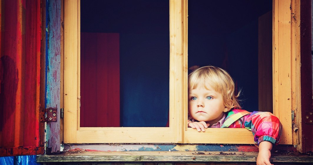 Cinci riscuri la care este supus copilul mic când este dus în locuri supraaglomerate