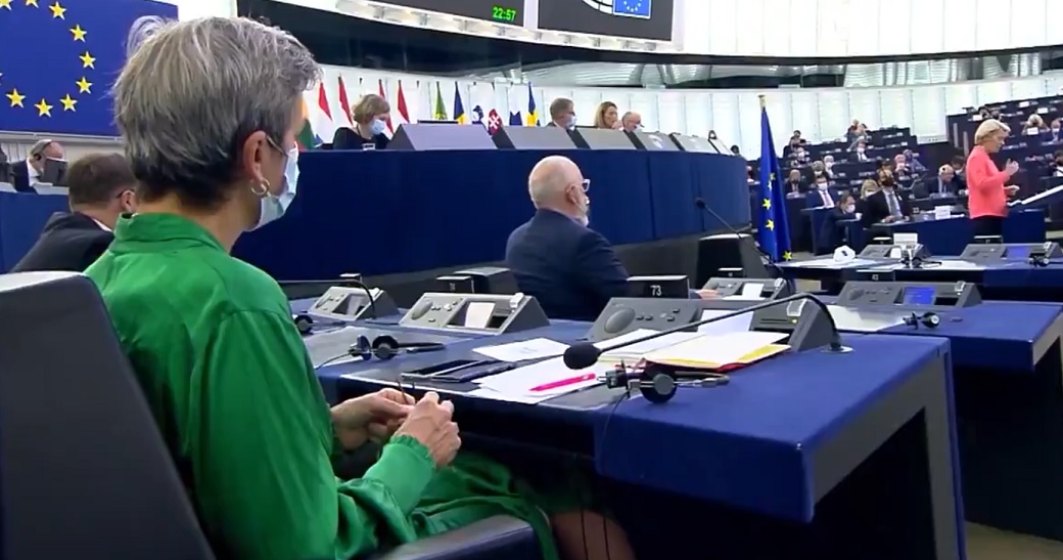 Un comisar UE tricota în timpul discursului Ursulei von der Leyen. „Viitorul UE se țese chiar în aceste momente”