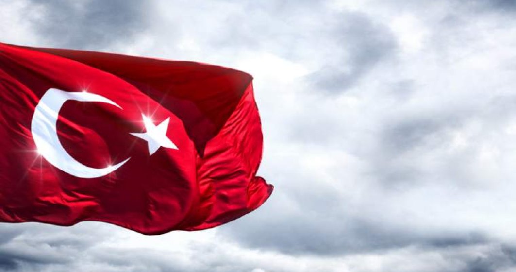 Turcia a demis inca 6.000 de politisti, bugetari si profesori universitari, in urma anchetelor de dupa tentativa de puci
