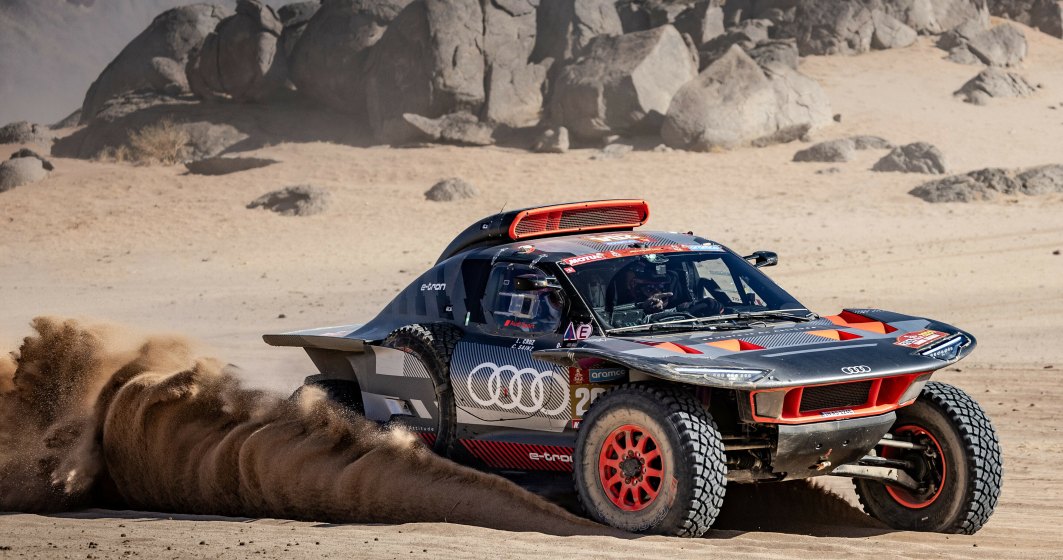 Audi scrie istorie la Dakar: Carlos Sainz reușește prima victorie a unui vehicul electrificat în celebrul raliu