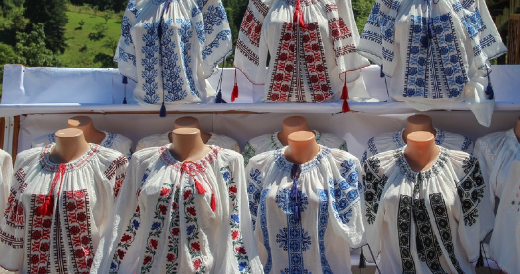 Zeci de camasi romanesti din muzeele lumii, reconstituite intr-o expozitie la Muzeul Taranului