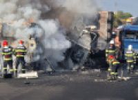 Poza 1 pentru galeria foto GALERIE FOTO | Accident grav în Teleorman, cu două autocare și un tir. În urma accidentului a izbucnit și un incendiu uriaș