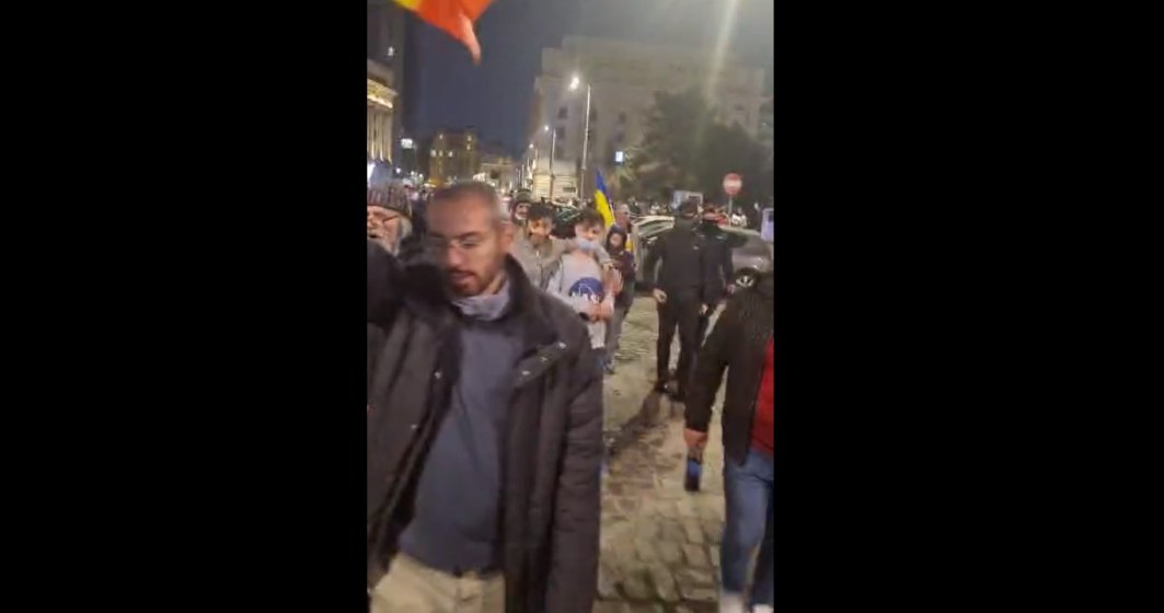 Noi proteste în București împotriva restricțiilor: protestatarii îi cer demisia lui Raed Arafat