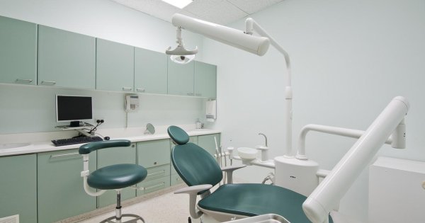 Românii au mers mai des la dentist în 2021. Dent Estet a înregistrat o cifră...