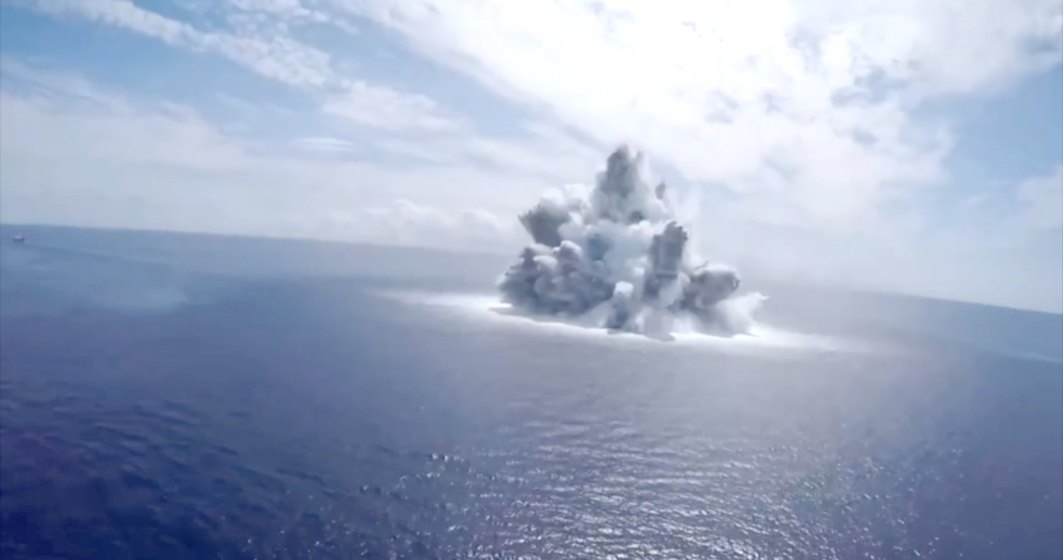 VIDEO | Americanii testează rezistența unei nave detonând 18 tone de explozibil