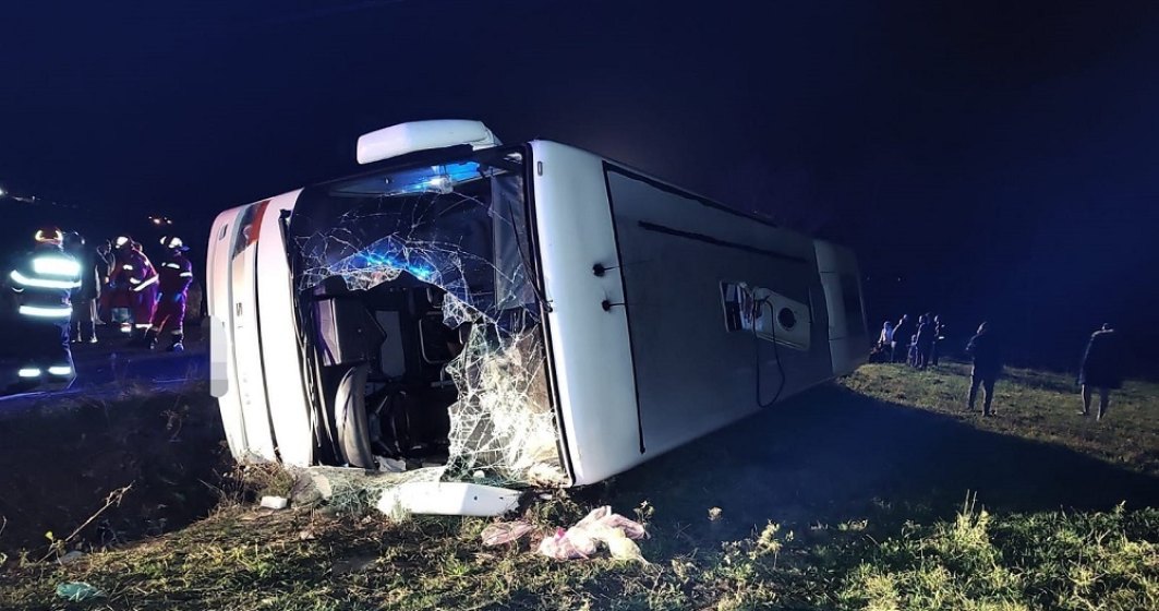 Un autocar cu 33 de pasageri s-a răsturnat într-un șanț, la Arad. A fost activat planul roșu de intervenție