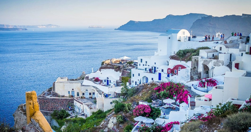 Sfaturi pentru o vacanță ieftină în luxoasa Santorini, Grecia