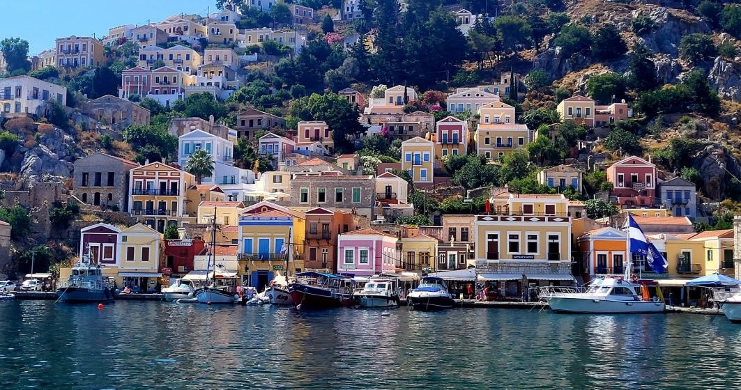 FOTO  Vacanță în Grecia: Insula Symi, tabloul plin de culoare din arhipelagul Dodecanez