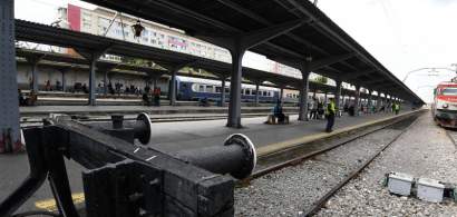 VIDEO Controlorul trenului Bucuresti-Targoviste, uitat pe peronul din Gara de...