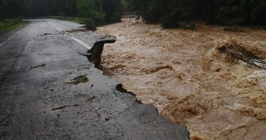 Drum naţional din judeţul Cluj, închis circulaţiei după ce s-a rupt pe două porţiuni din cauza aluviuniulor