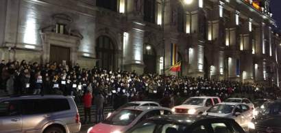 Circa 500 de magistrati protesteaza pe treptele Palatului de Justitie