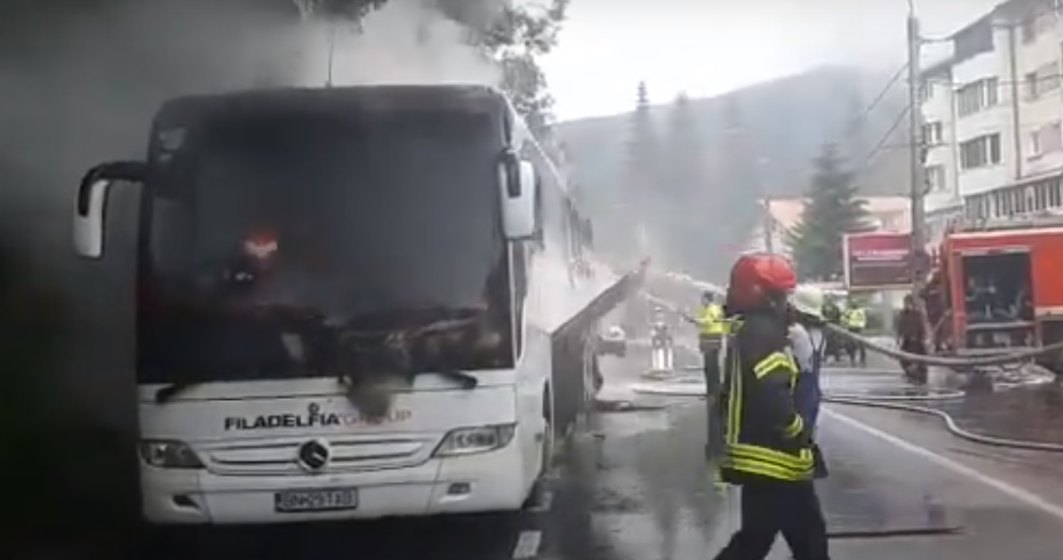 VIDEO Un autocar cu 46 de persoane s-a făcut scrum după ce a luat foc în mers pe DN1