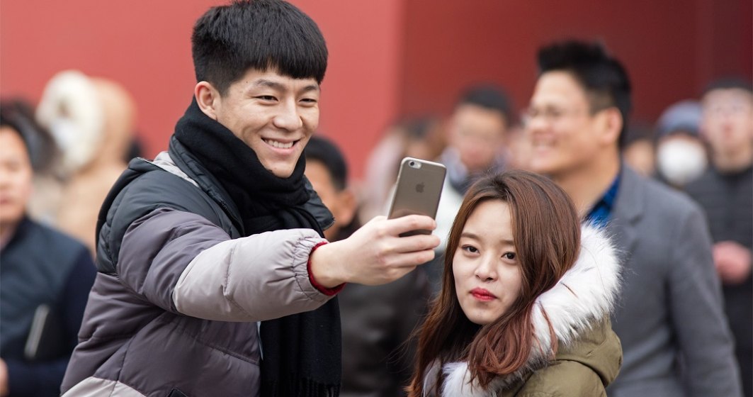 Se întoarce roata: Chinezii nu mai au voie să folosească telefoane iPhone la lucru