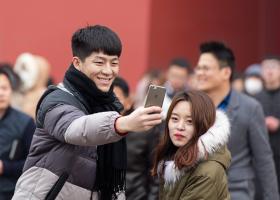 Se întoarce roata: Chinezii nu mai au voie să folosească telefoane iPhone la...