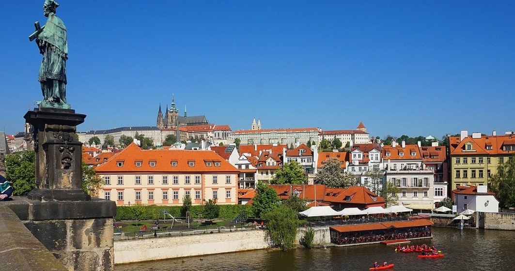 Peste 100 de turiștii au fost obligați să se retesteze COVID pe aeroportul din Praga