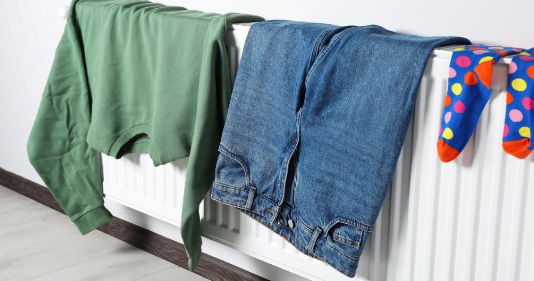 De ce nu e bine să ne uscăm hainele pe calorifer? Soluțiile oferite de un expert