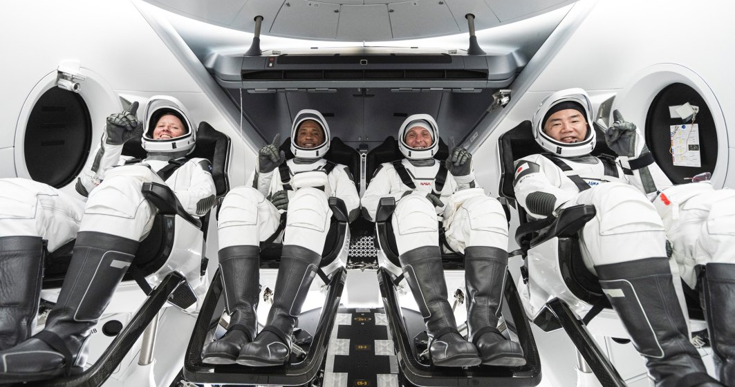 Cei patru astronauţi din cadrul misiunii Crew-1 a SpaceX au revenit pe Pământ